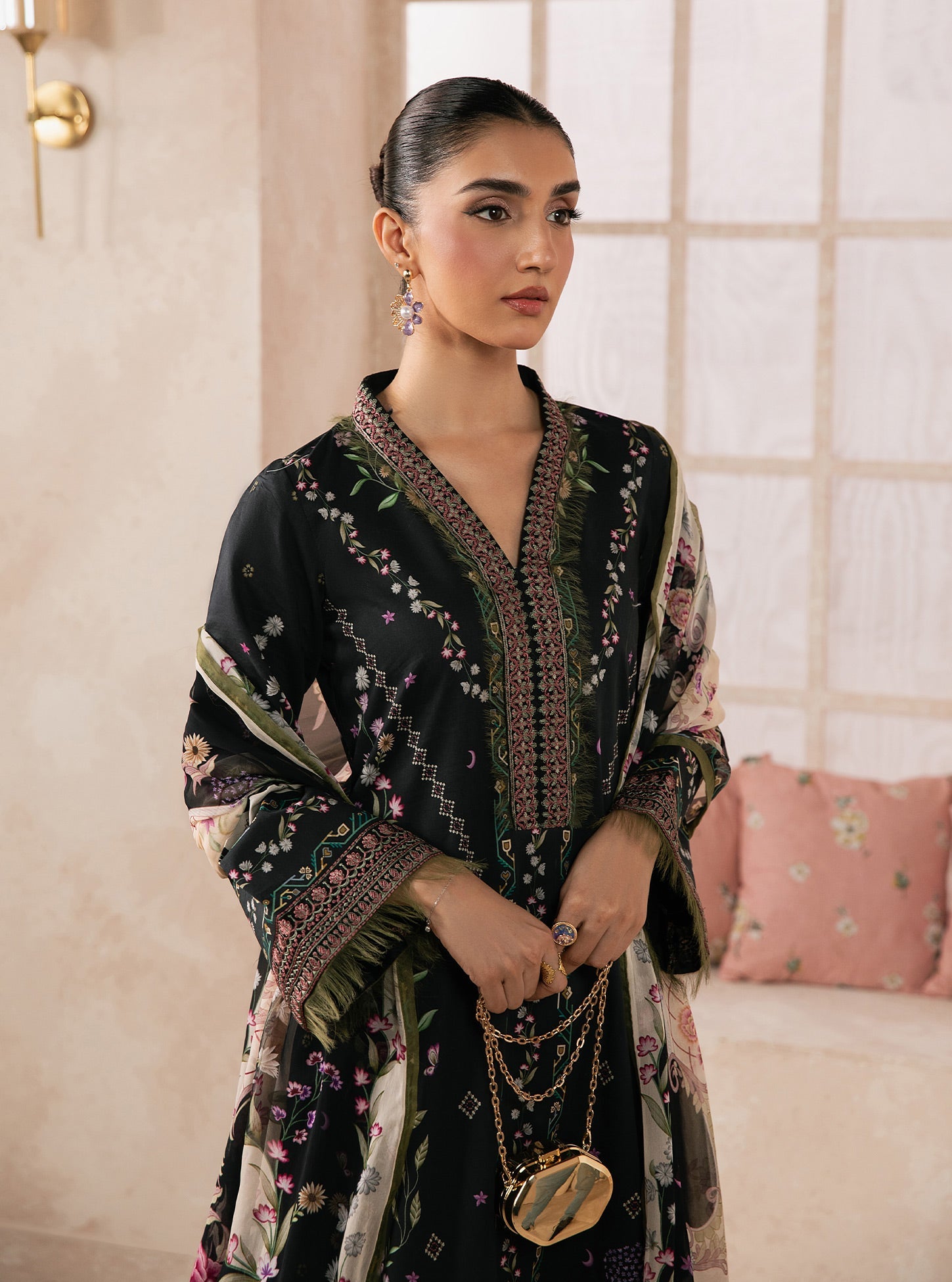 Syra Lawn – Elina