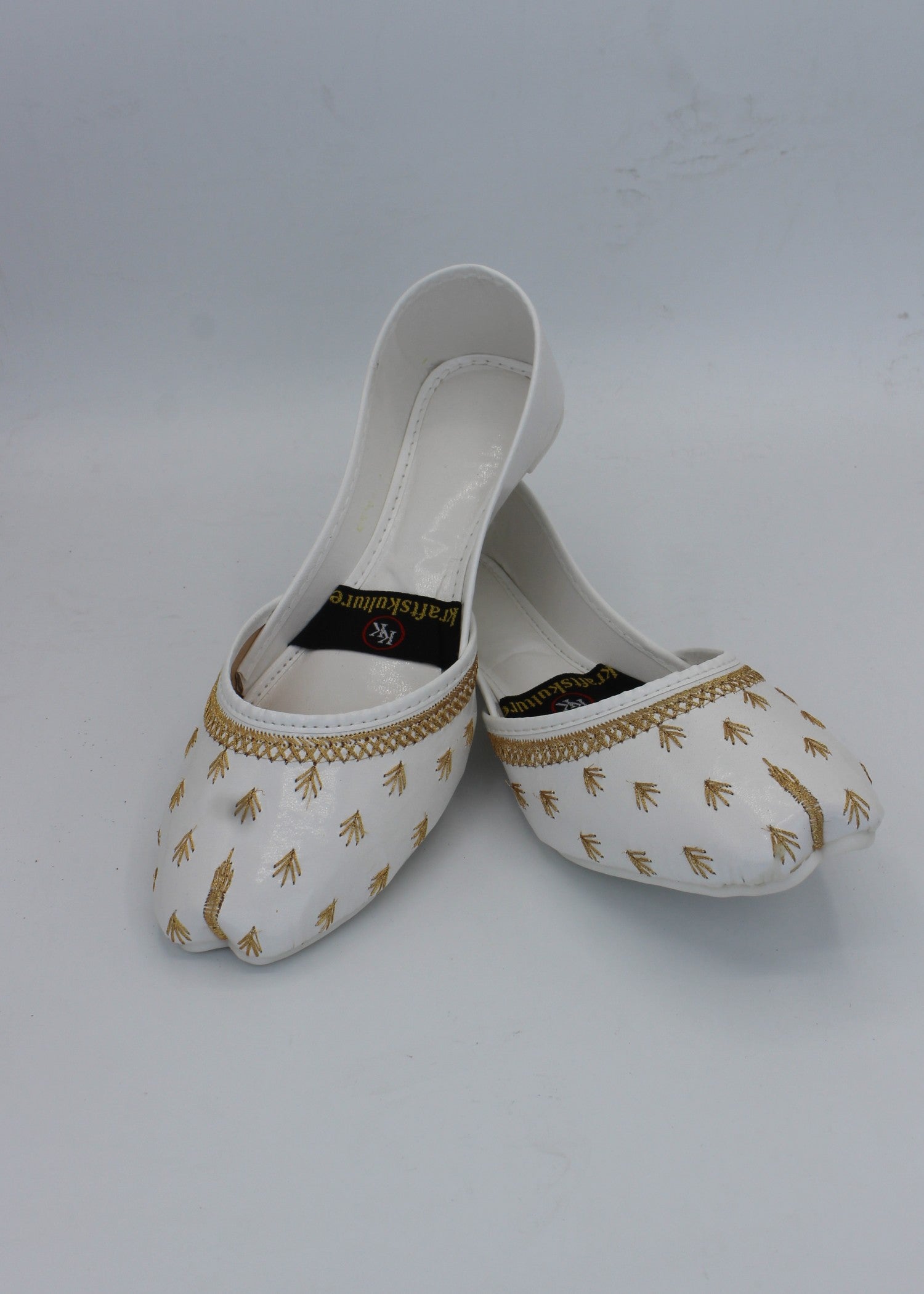 Khussa in White by - High Quality Women Khussa VTP5826