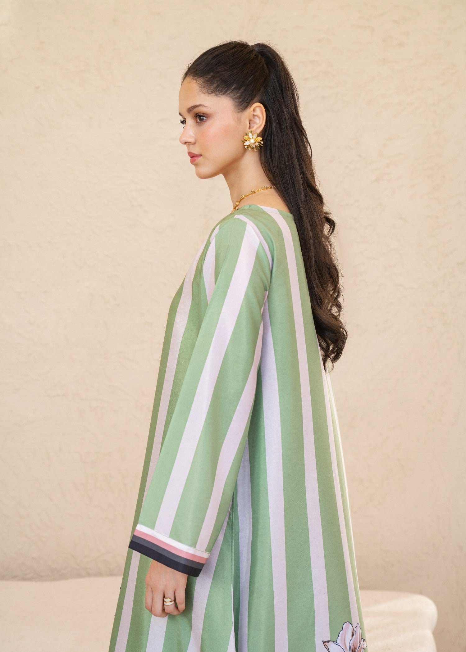 silk grip Kurta Set in Jet black, linen, moss green
