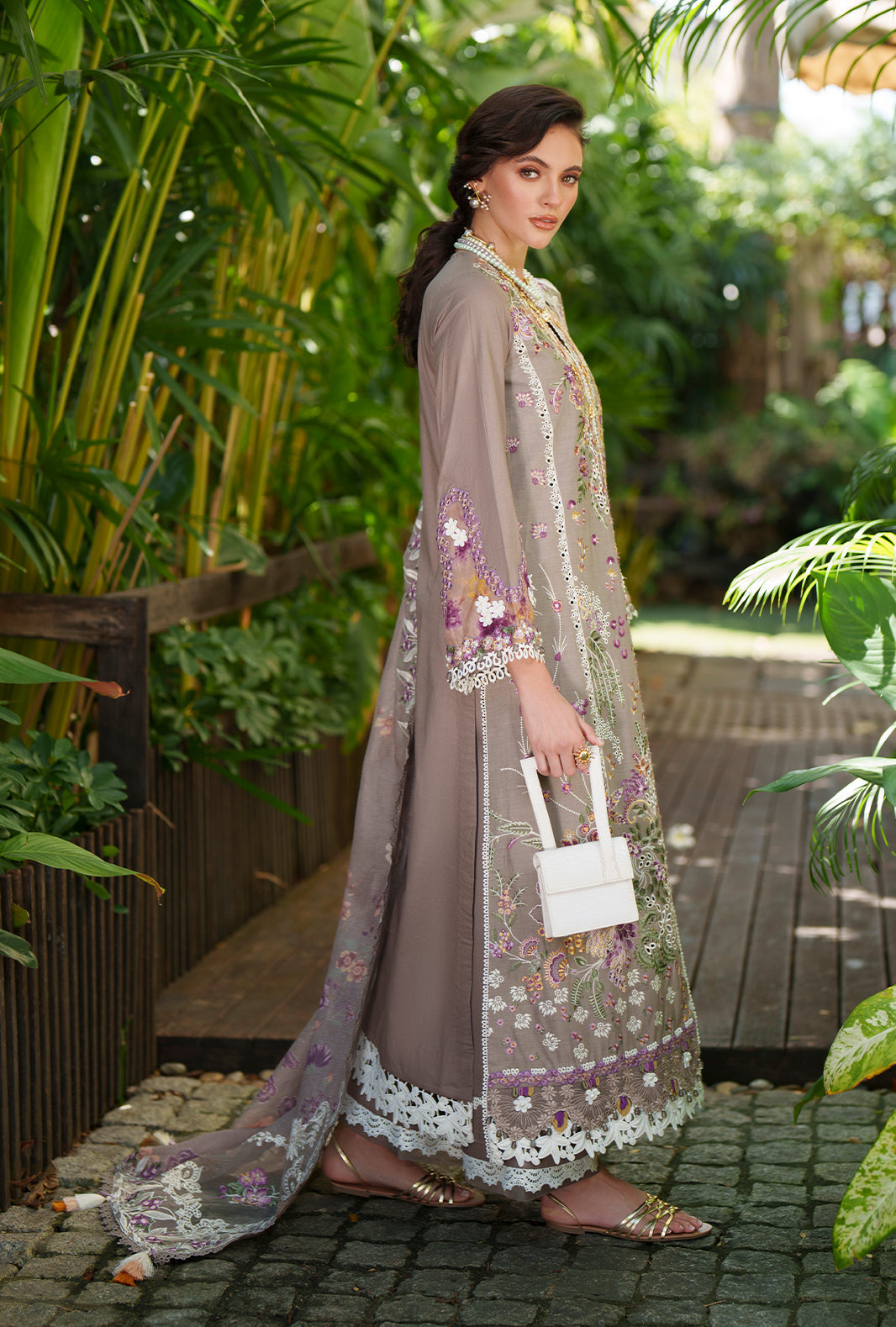 AJR Evara Luxury Lawn – Veya