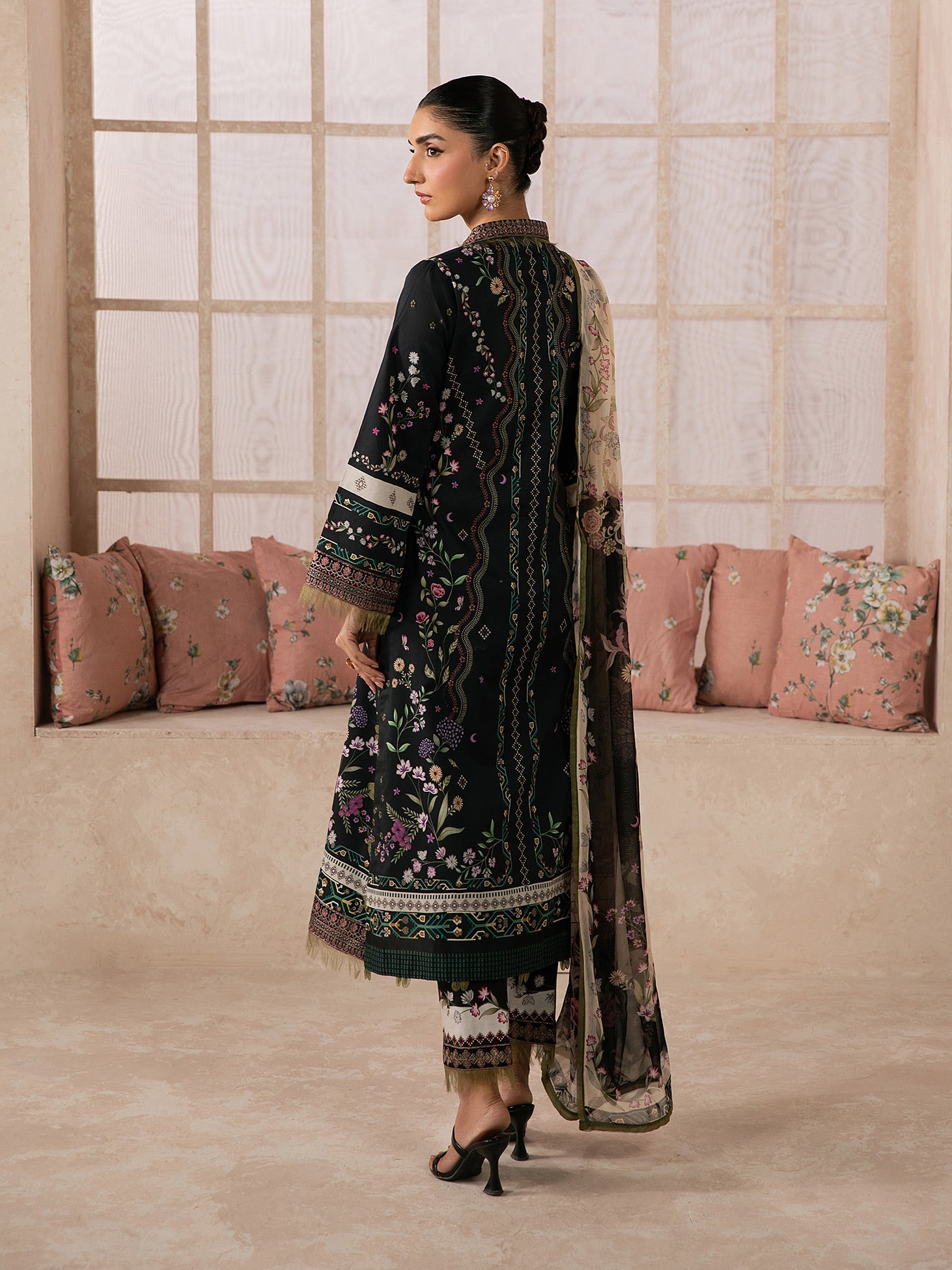 Syra Lawn – Elina