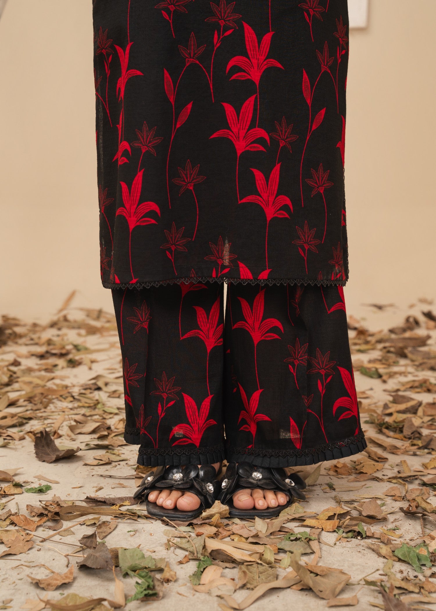 ribbed lawn Kurta Set in Black, crimson