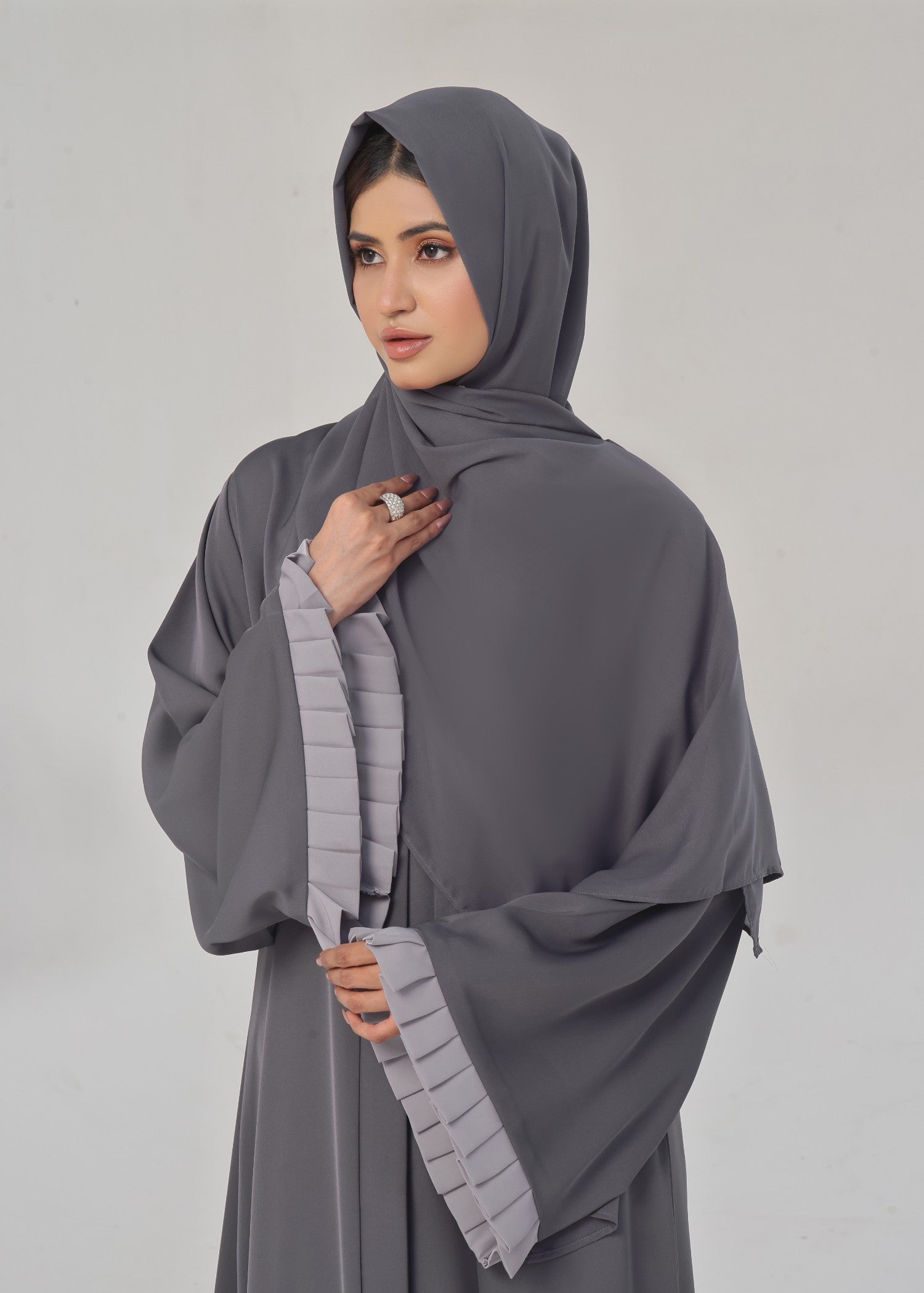 nidha Abaya in Dark grey