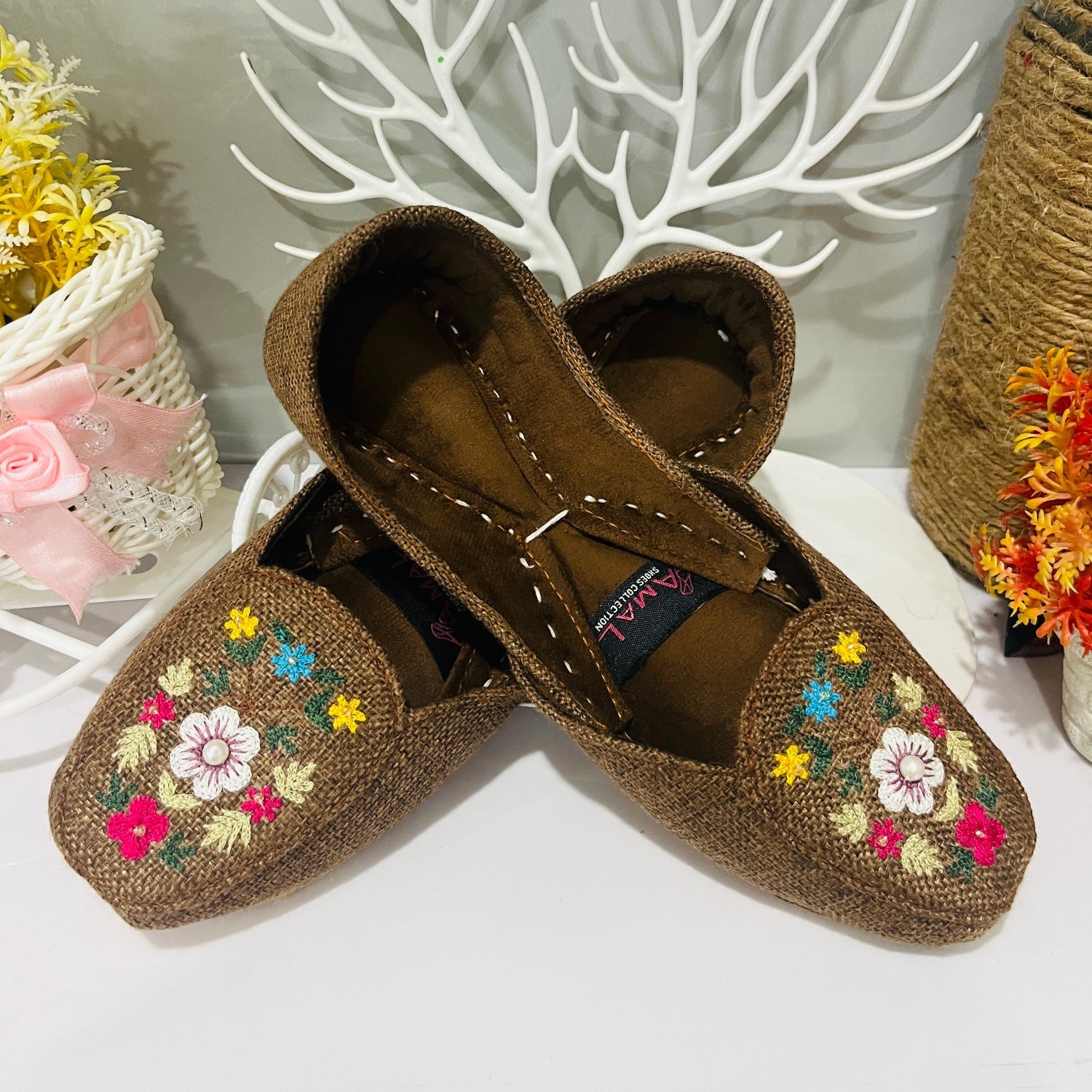 Khussa in Camel brown by - High Quality Women Khussa WBM2511