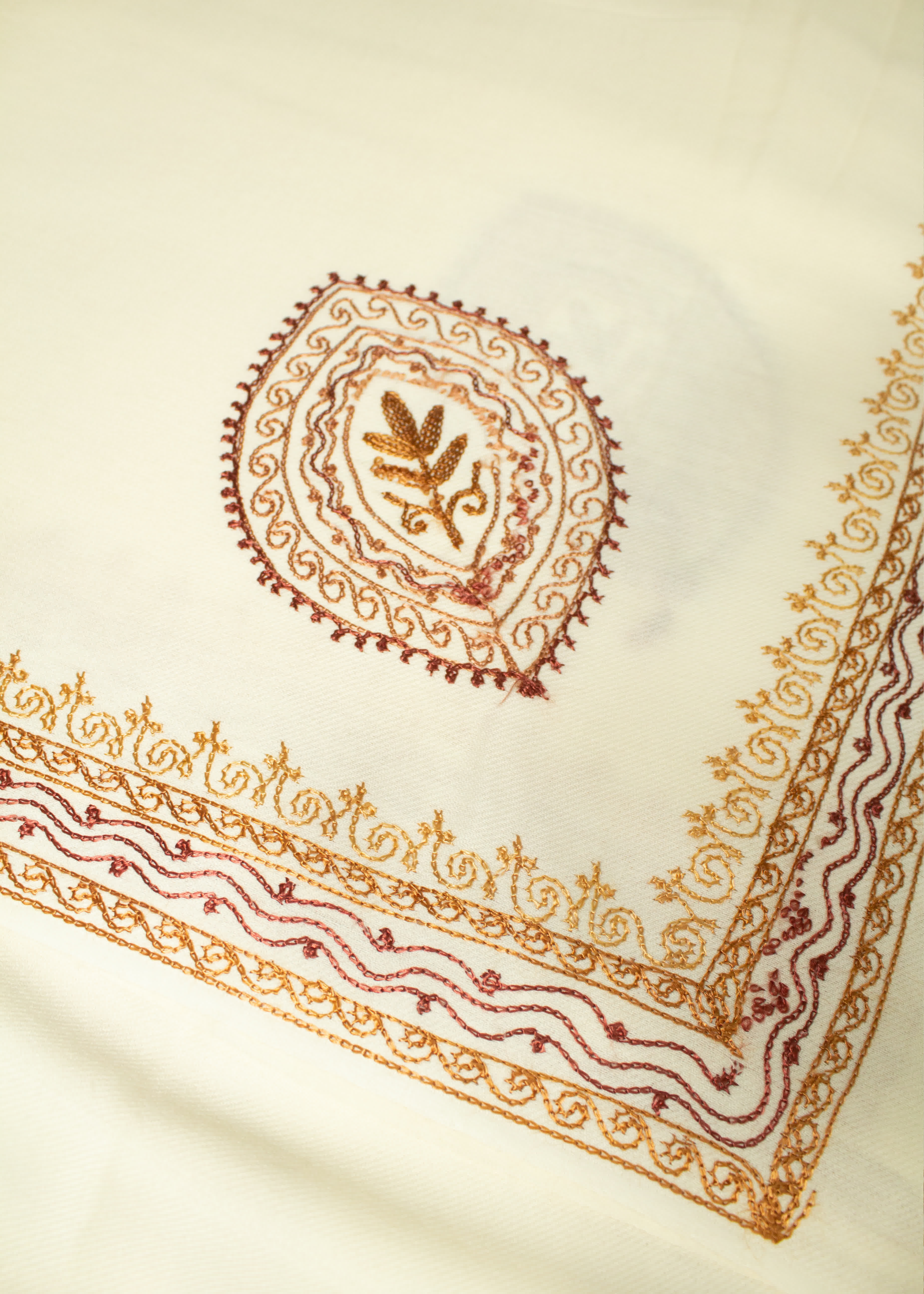 Shawl in White Color by - Trendy Women Shawl GQY3530