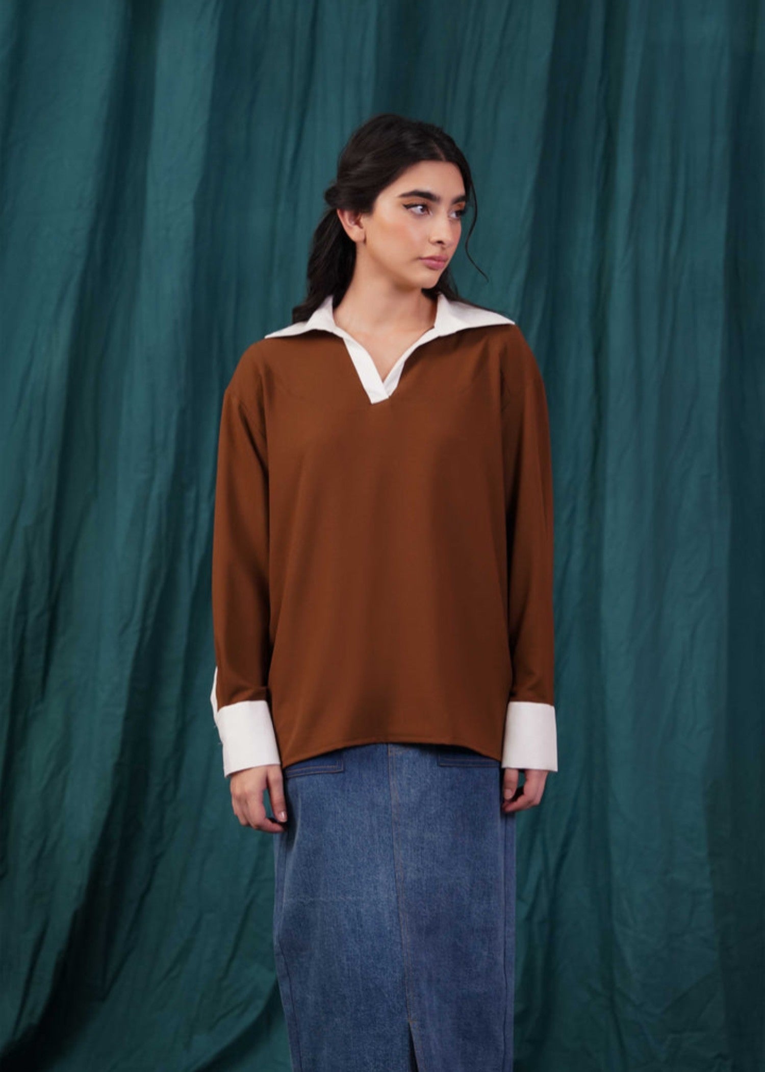 crepe Top in Brown, white