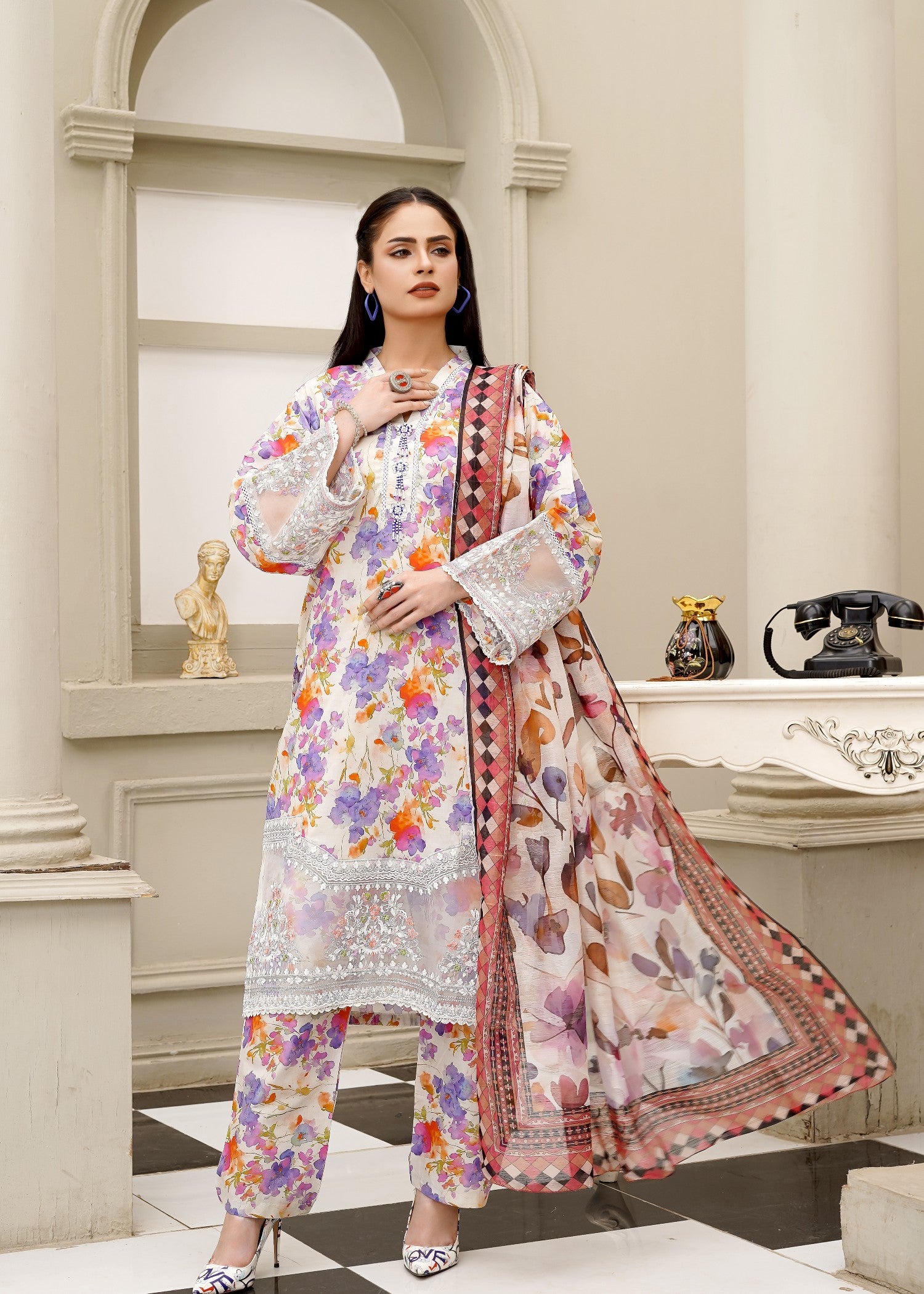 lawn Kurta Set in Chalk