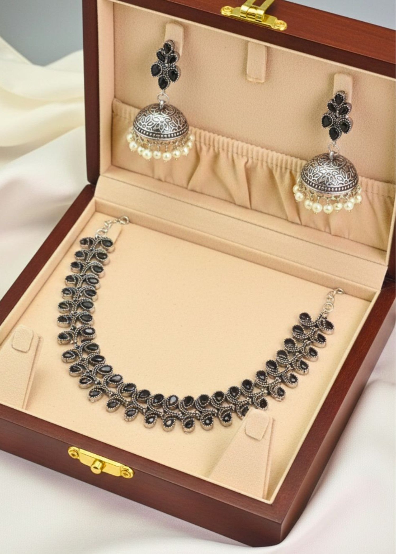 Jewelry Set in Black Color by - Trendy Women Jewelry Set XLU1384