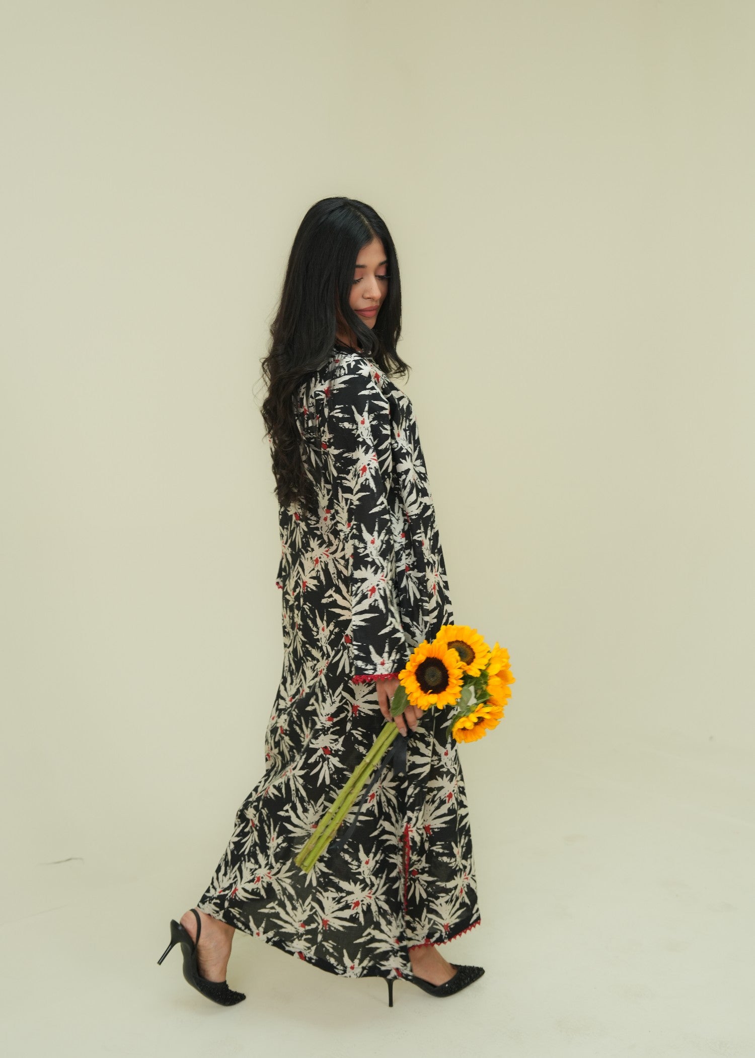 lawn Kaftan in White, black