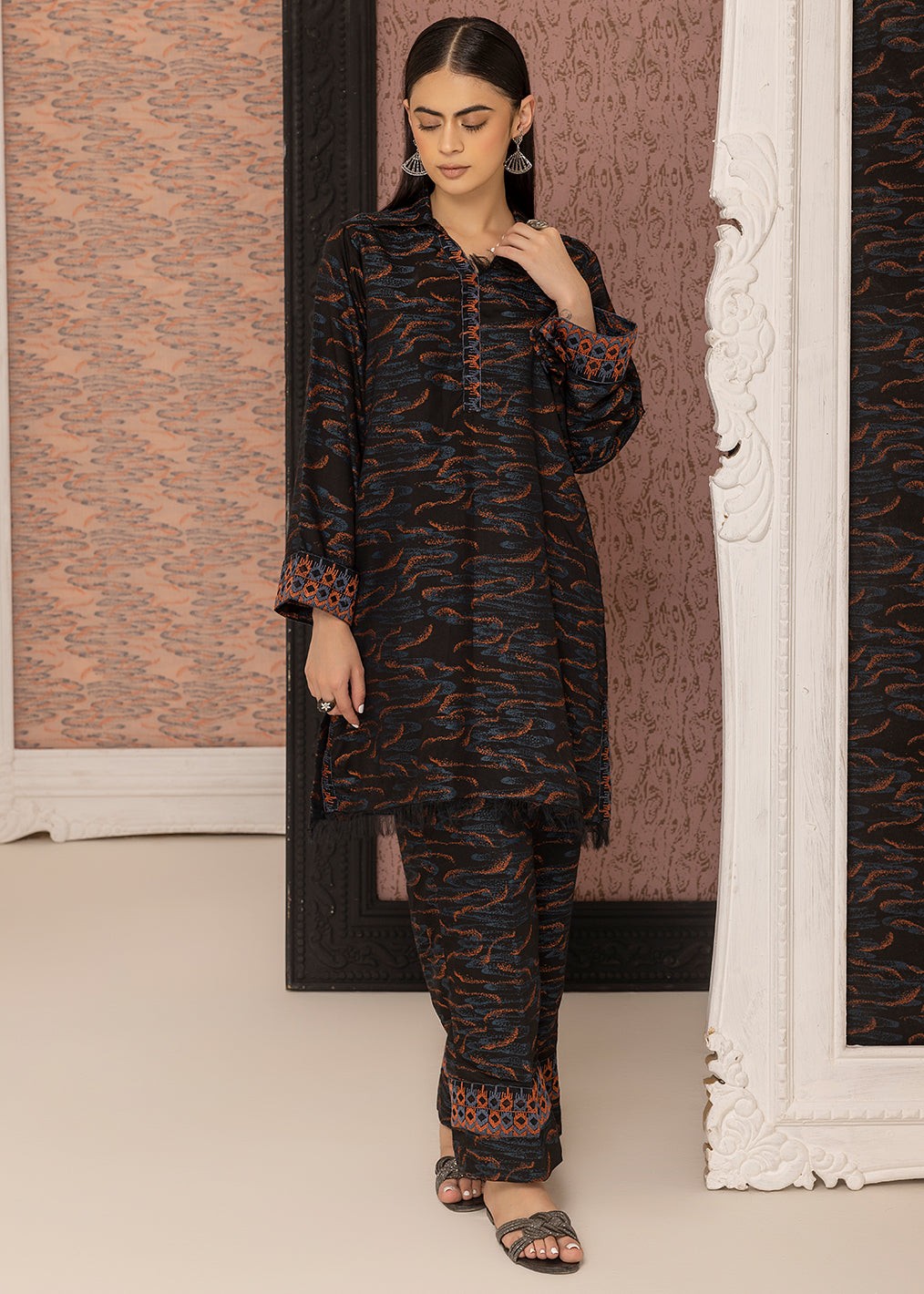 woven Unstitched in Black