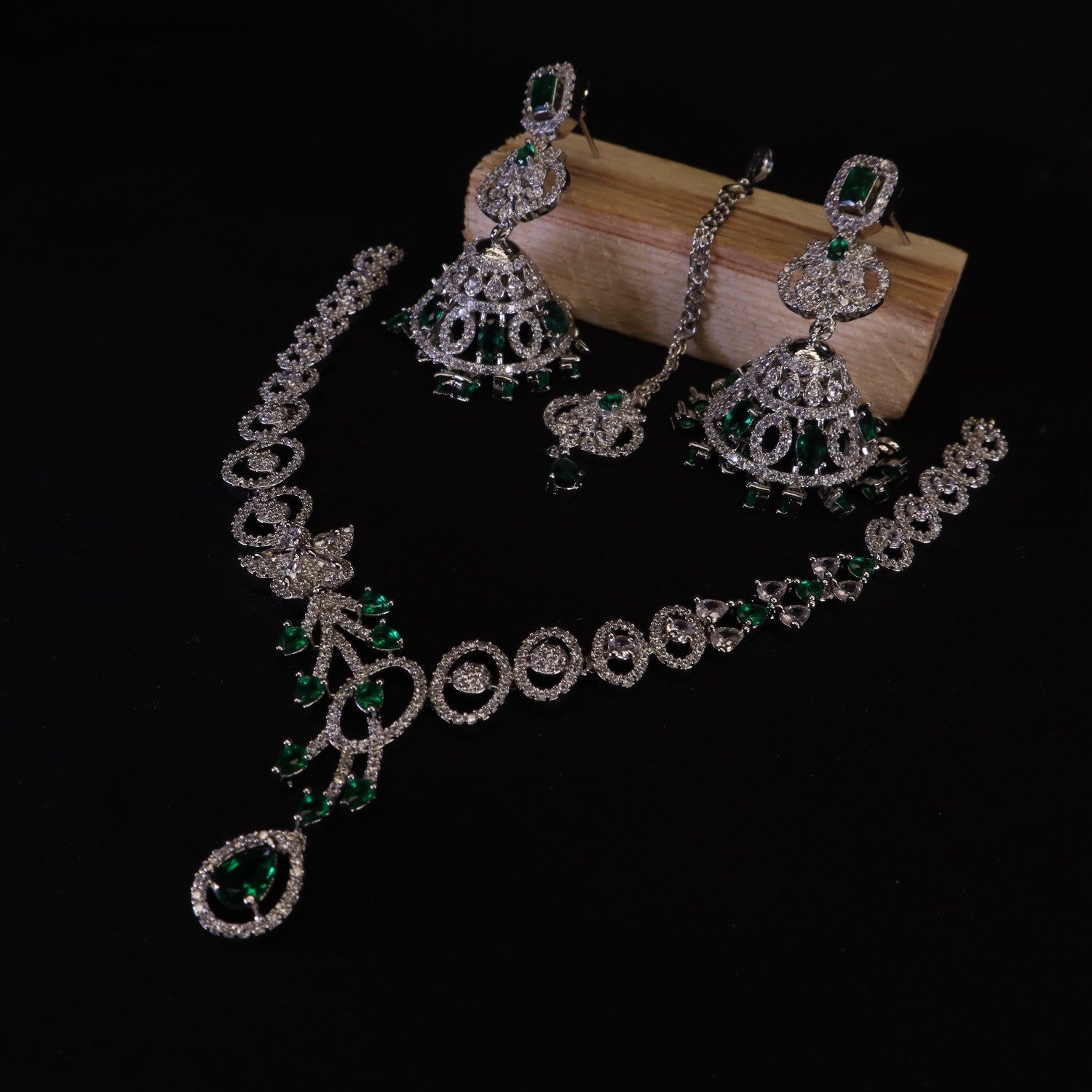 Choker in Emerald green Color by - Trendy Women Choker XEQ7809