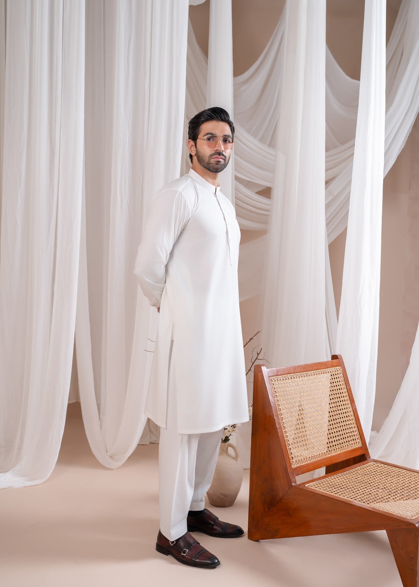 wash & wear Kurta Set in Off-white by Muraqsh