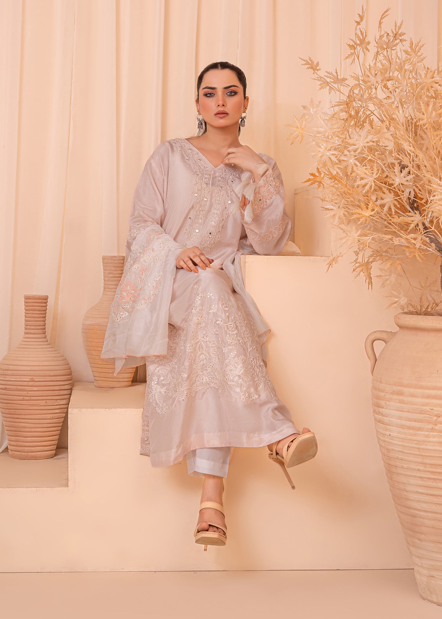 raw silk Kaftan in Off-white, silver