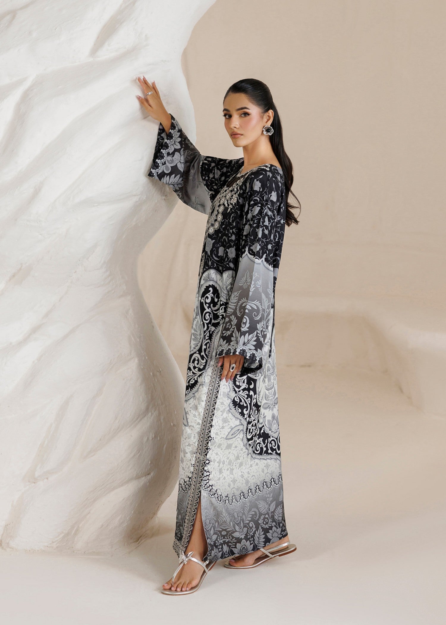 raw silk Kaftan in White, black