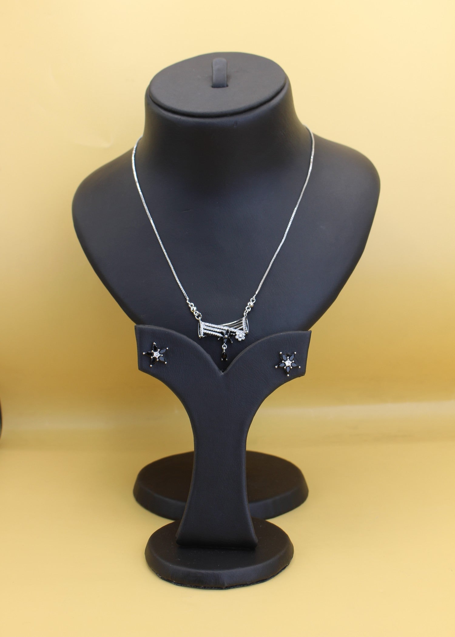 Jewelry Set in Black Color by - Trendy Women Jewelry Set LNK1040