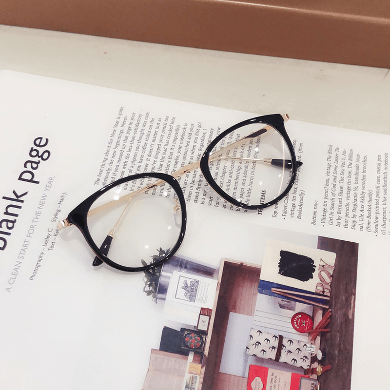 Men'S and Women'S Flat Glasses Frame with round Metal Nose Bridge