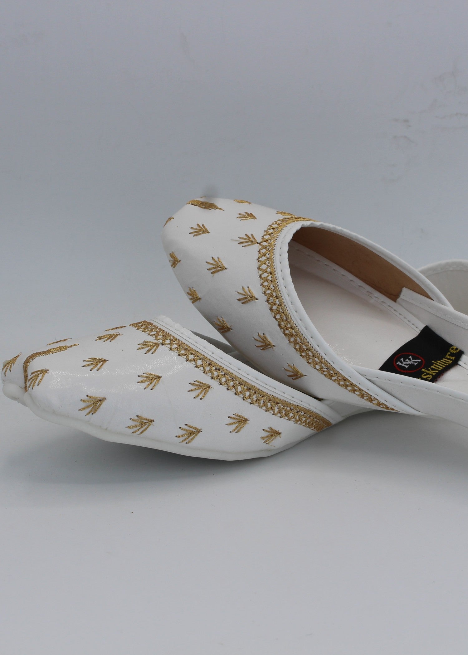 Khussa in White by - High Quality Women Khussa VTP5826