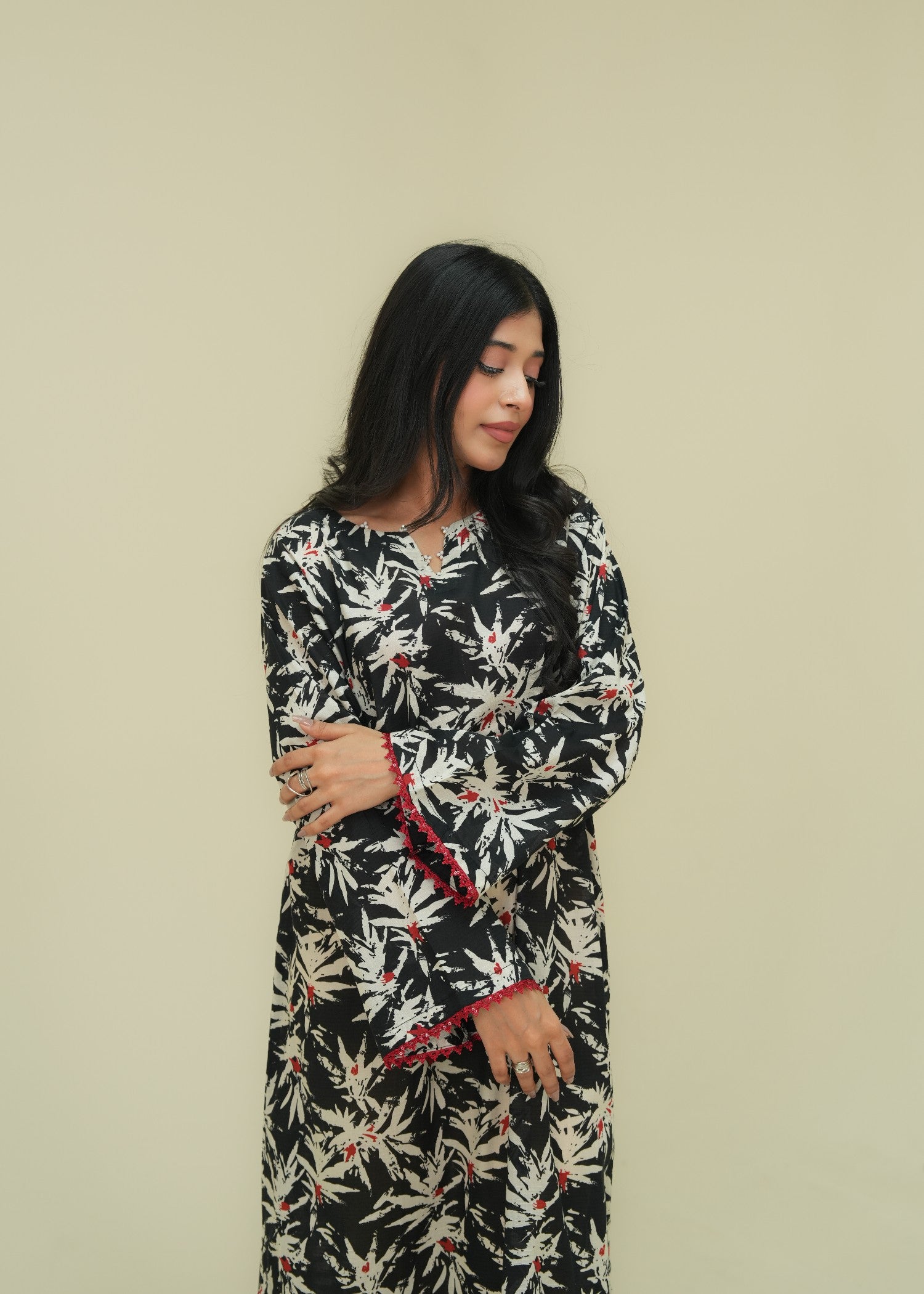 lawn Kaftan in White, black