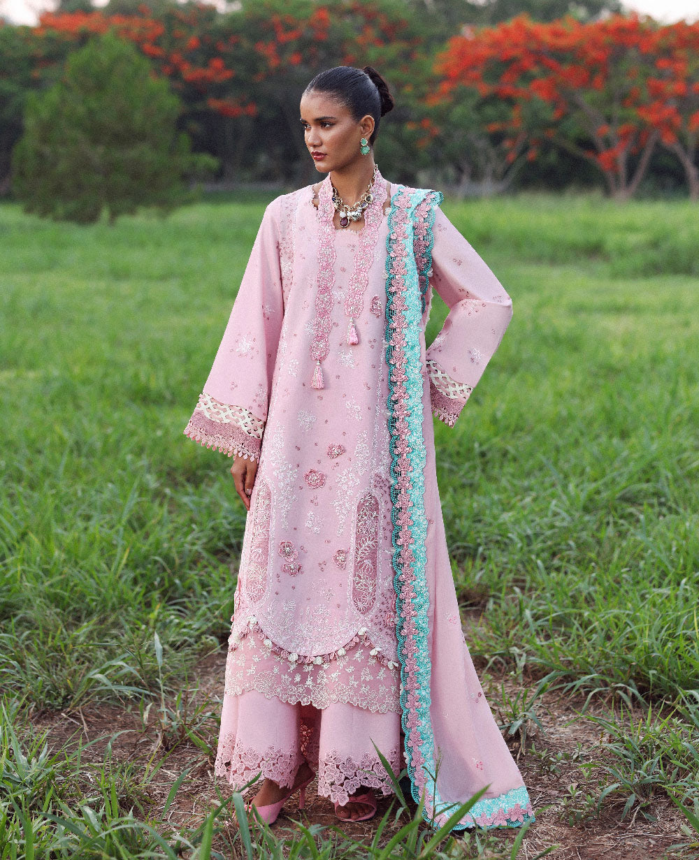 Lilas Lawn – Zayra