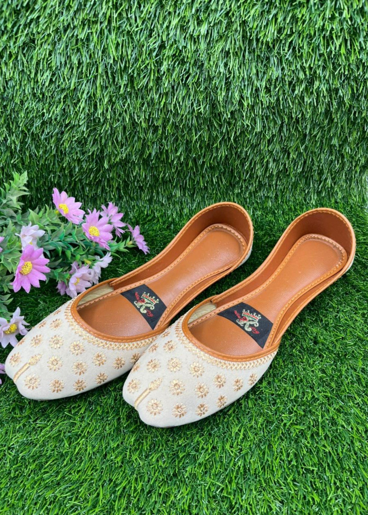 Khussa in Off-white by - High Quality Women Khussa EJD4080