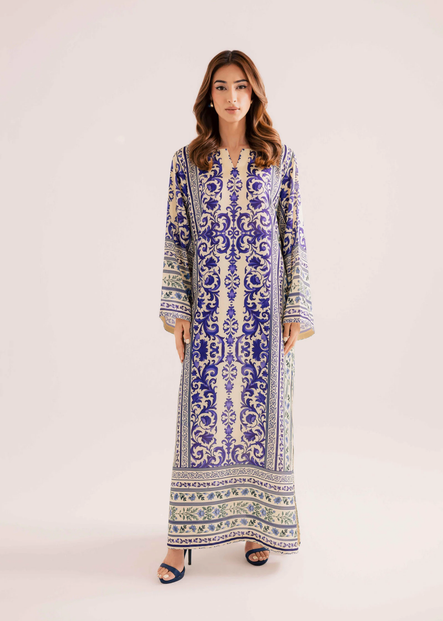 raw silk Kaftan in White, navy blue