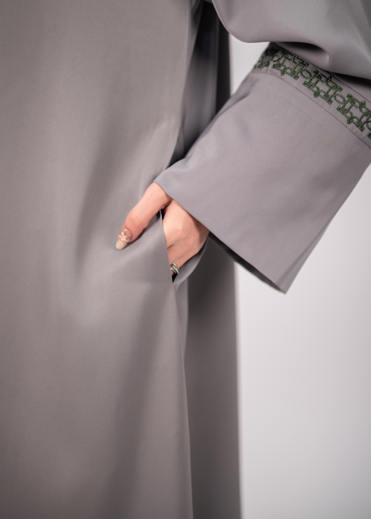 nidha Abaya in Smoke grey