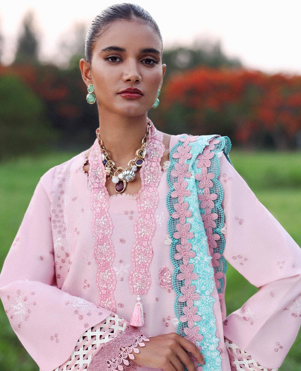 Lilas Lawn – Zayra
