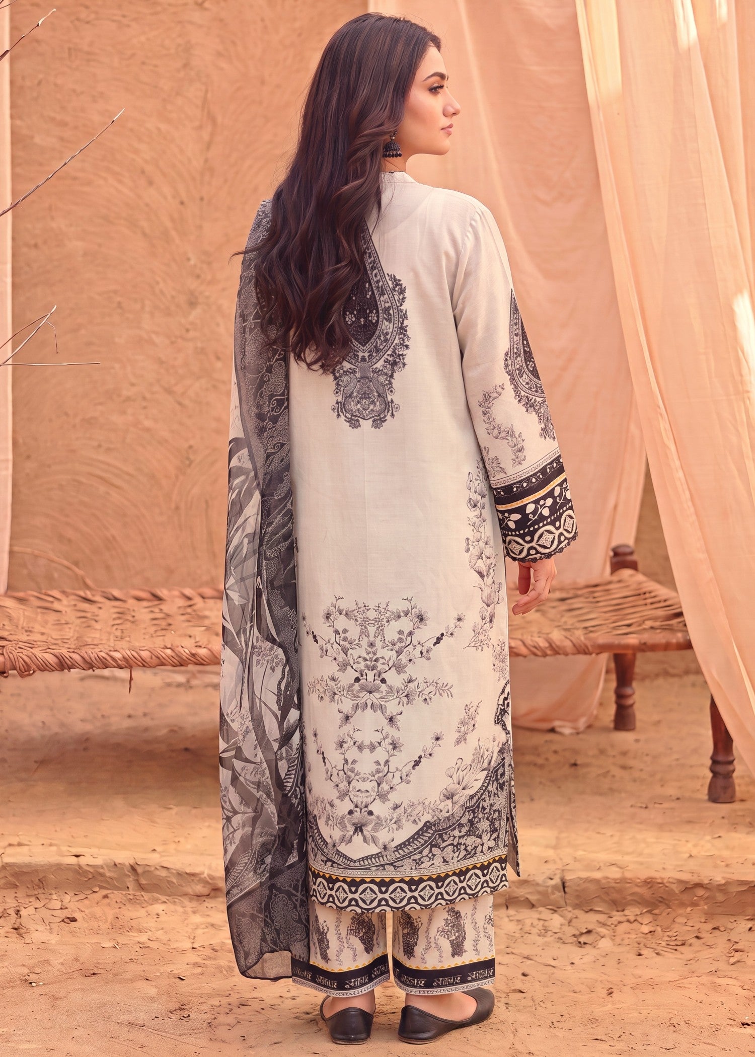 lawn Kurta Set in Chalk