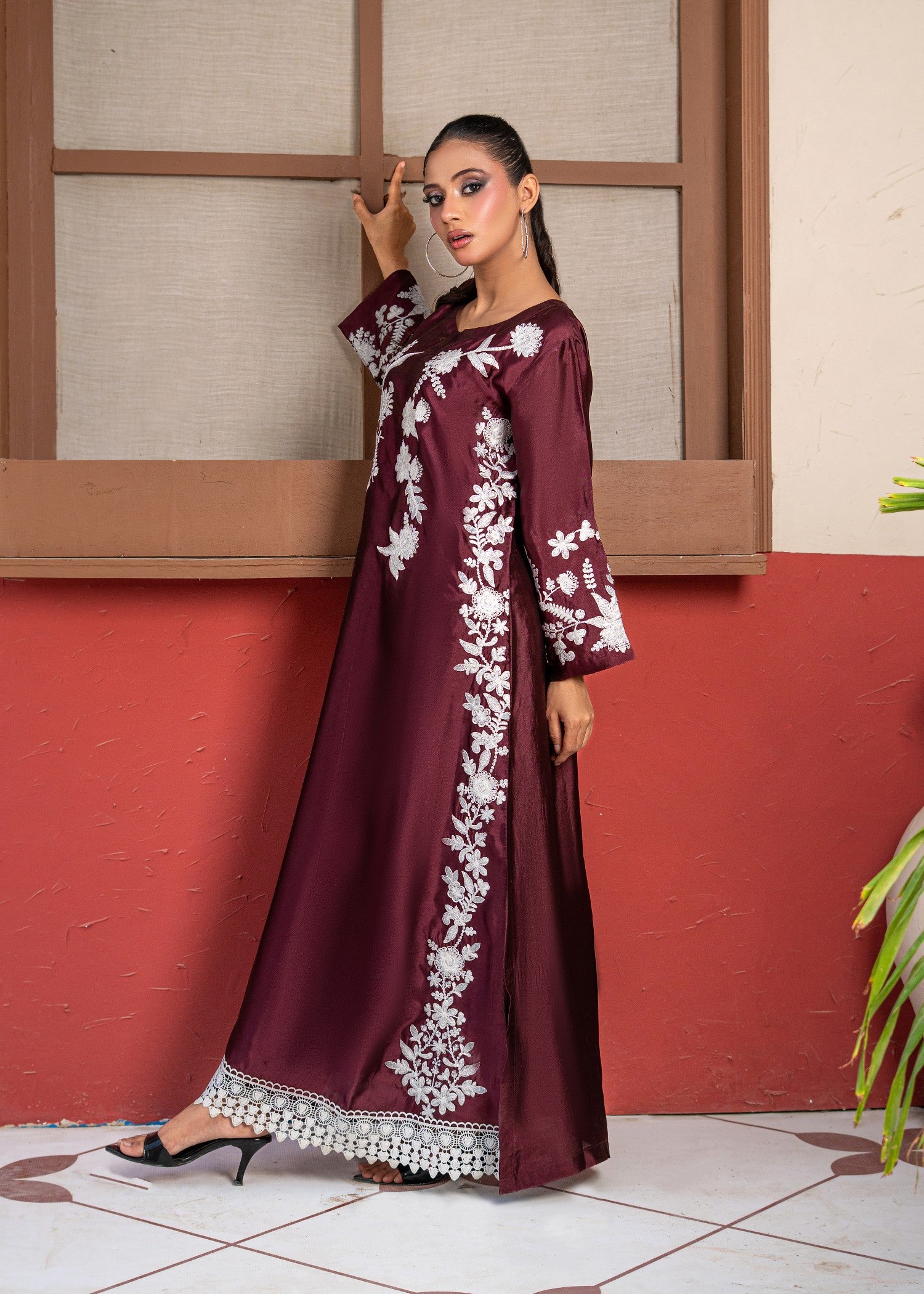 silk Kaftan in White, maroon