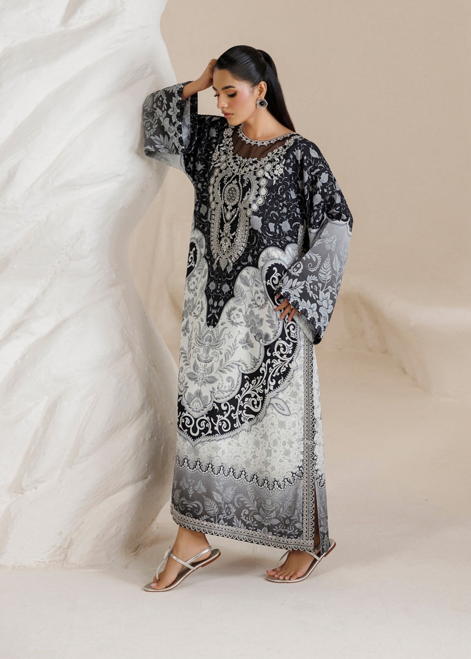 raw silk Kaftan in White, black