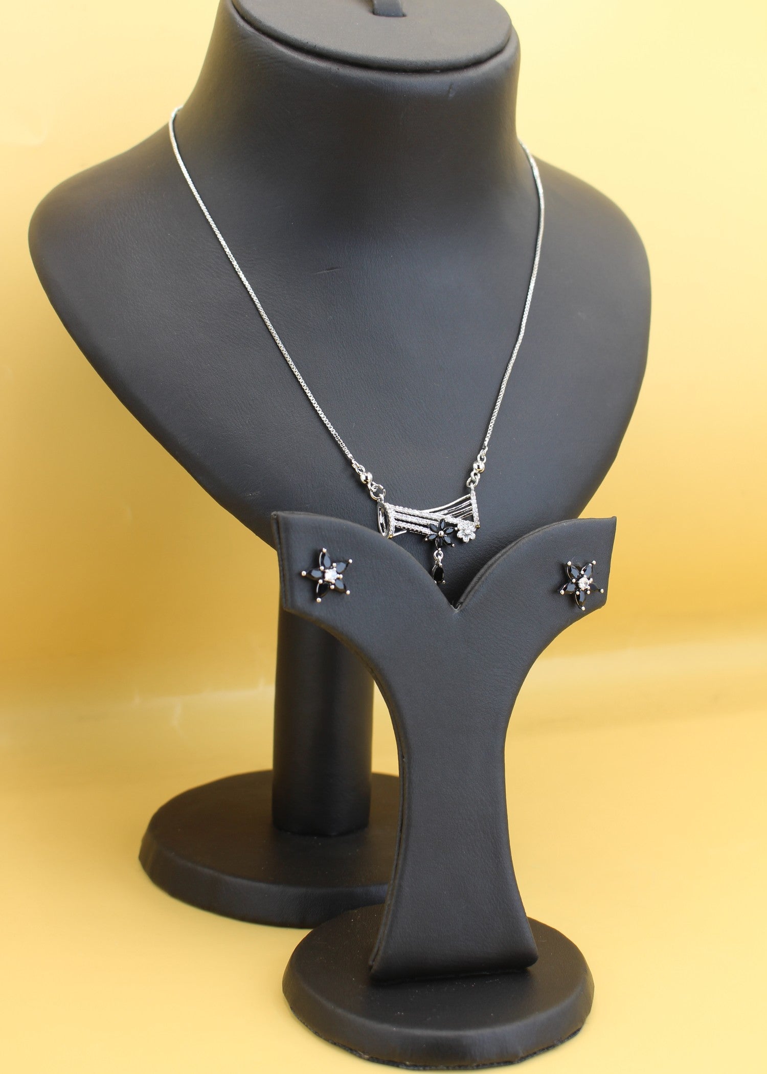Jewelry Set in Black Color by - Trendy Women Jewelry Set LNK1040