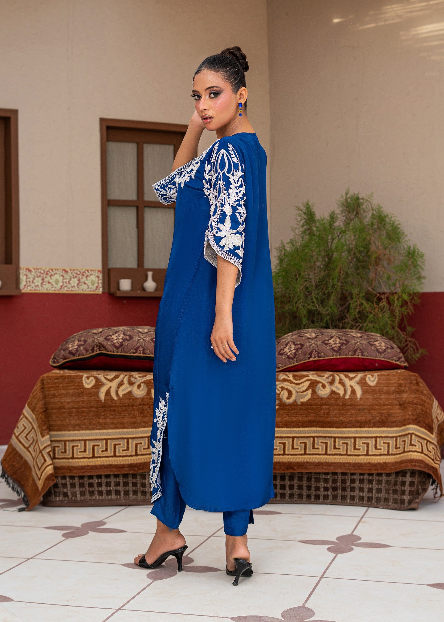 silk Kaftan in White, dark blue