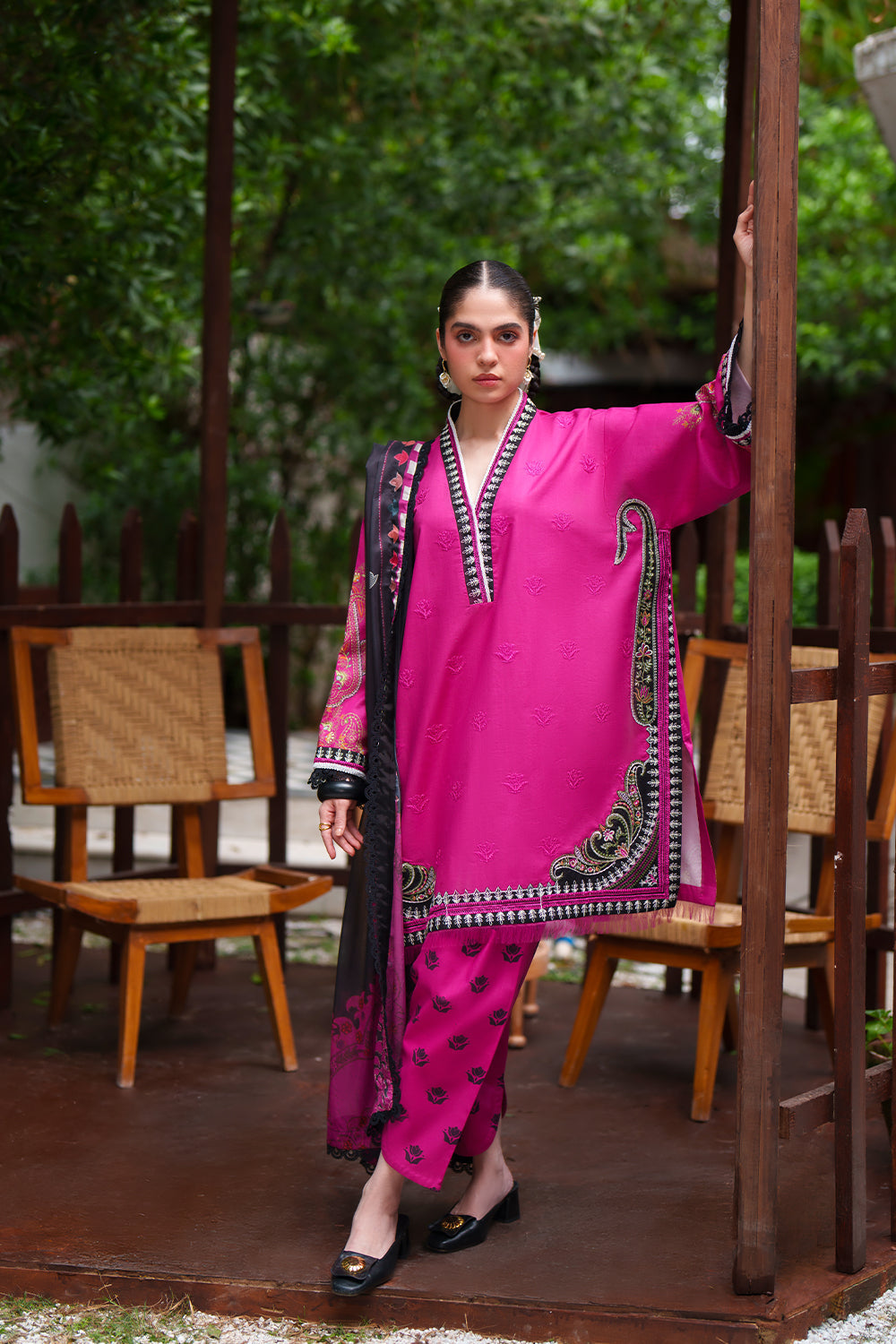 Laanem Luxury Lawn – AMARA-A-SRL26-02