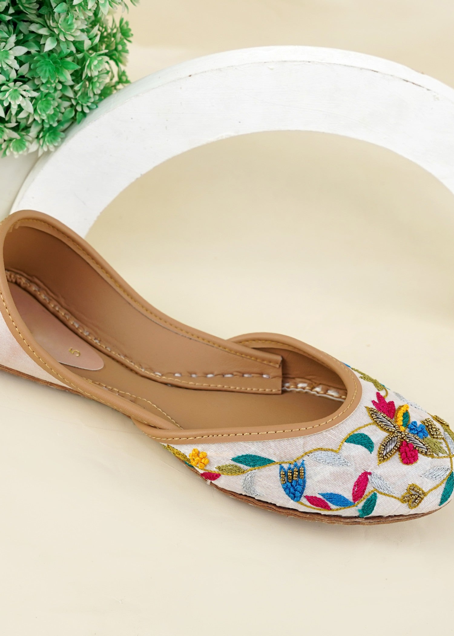 Khussa in White by - High Quality Women Khussa HAJ4007