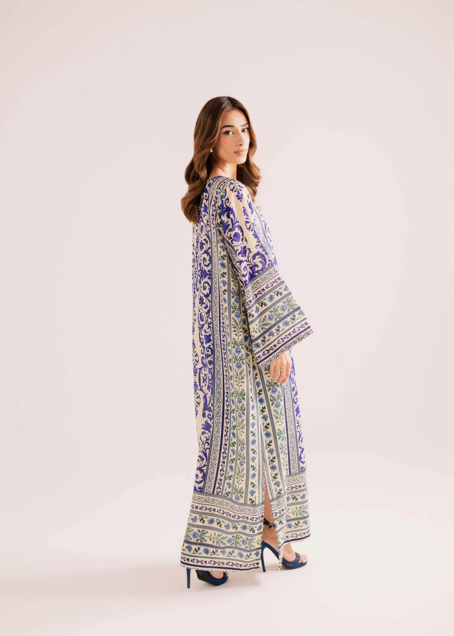 raw silk Kaftan in White, navy blue