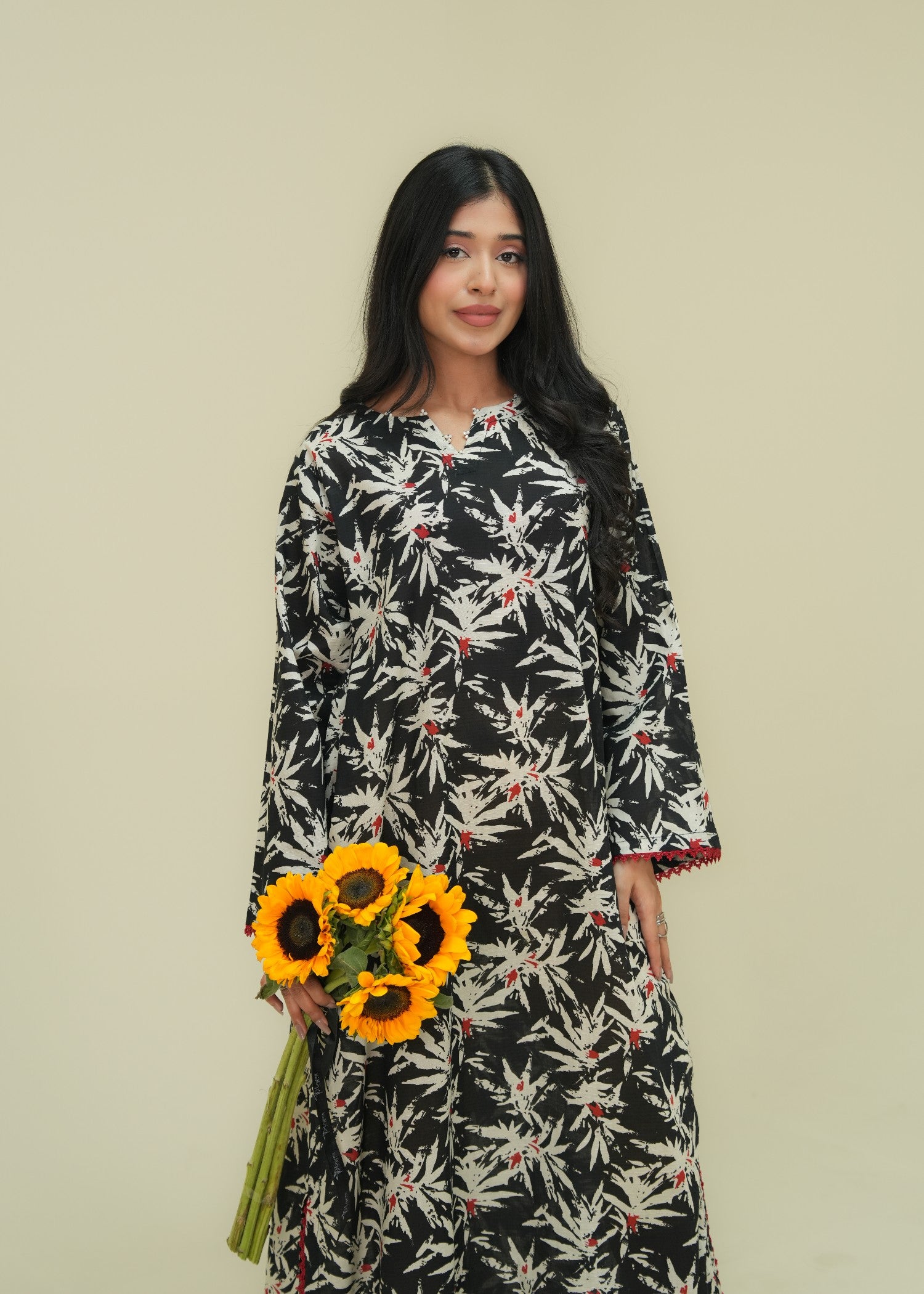 lawn Kaftan in White, black