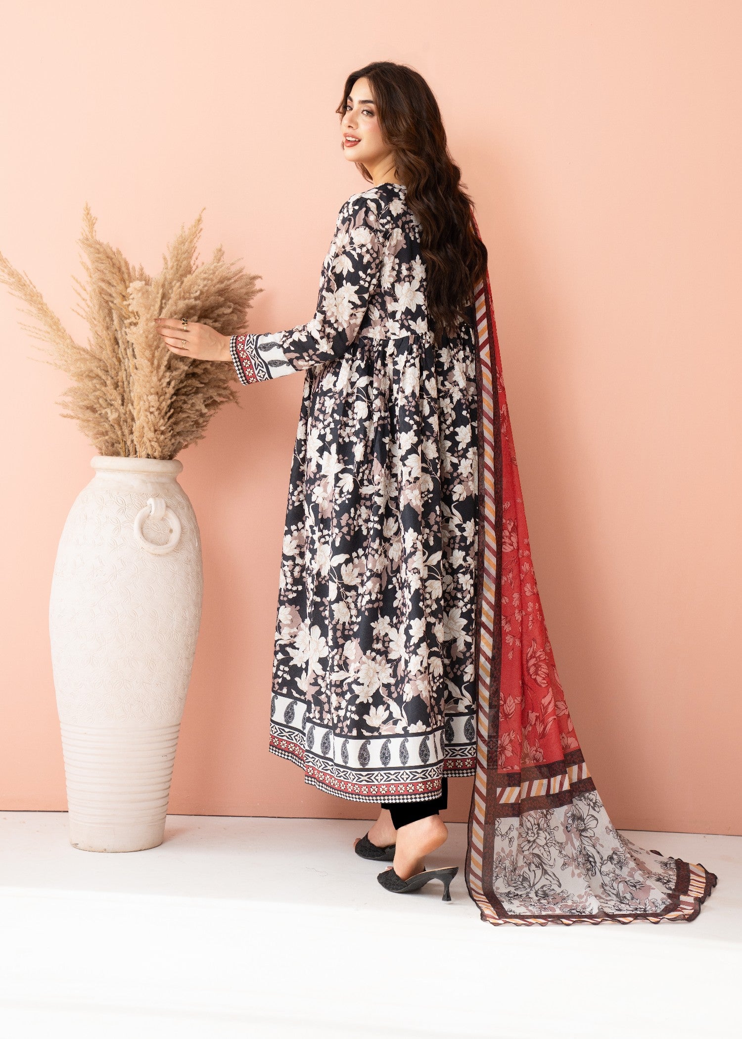 lawn cotton Pishwas in Ivory, black
