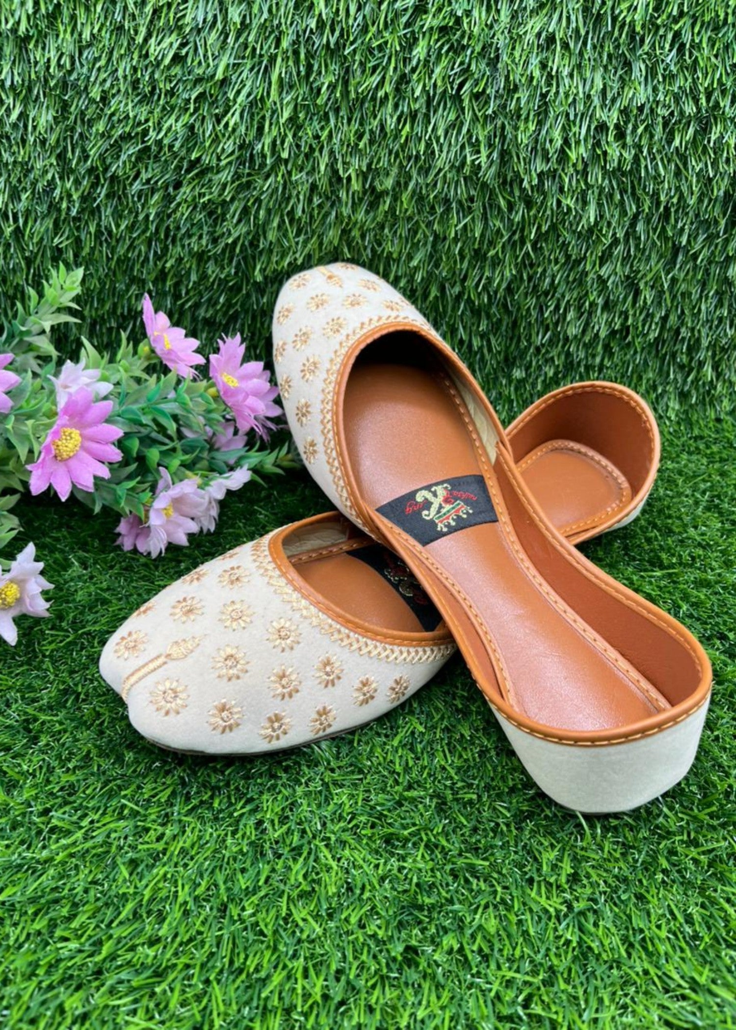 Khussa in Off-white by - High Quality Women Khussa EJD4080