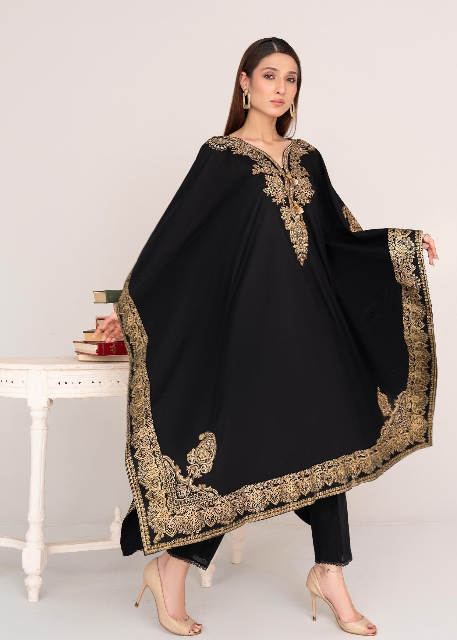 lawn Kaftan in Black