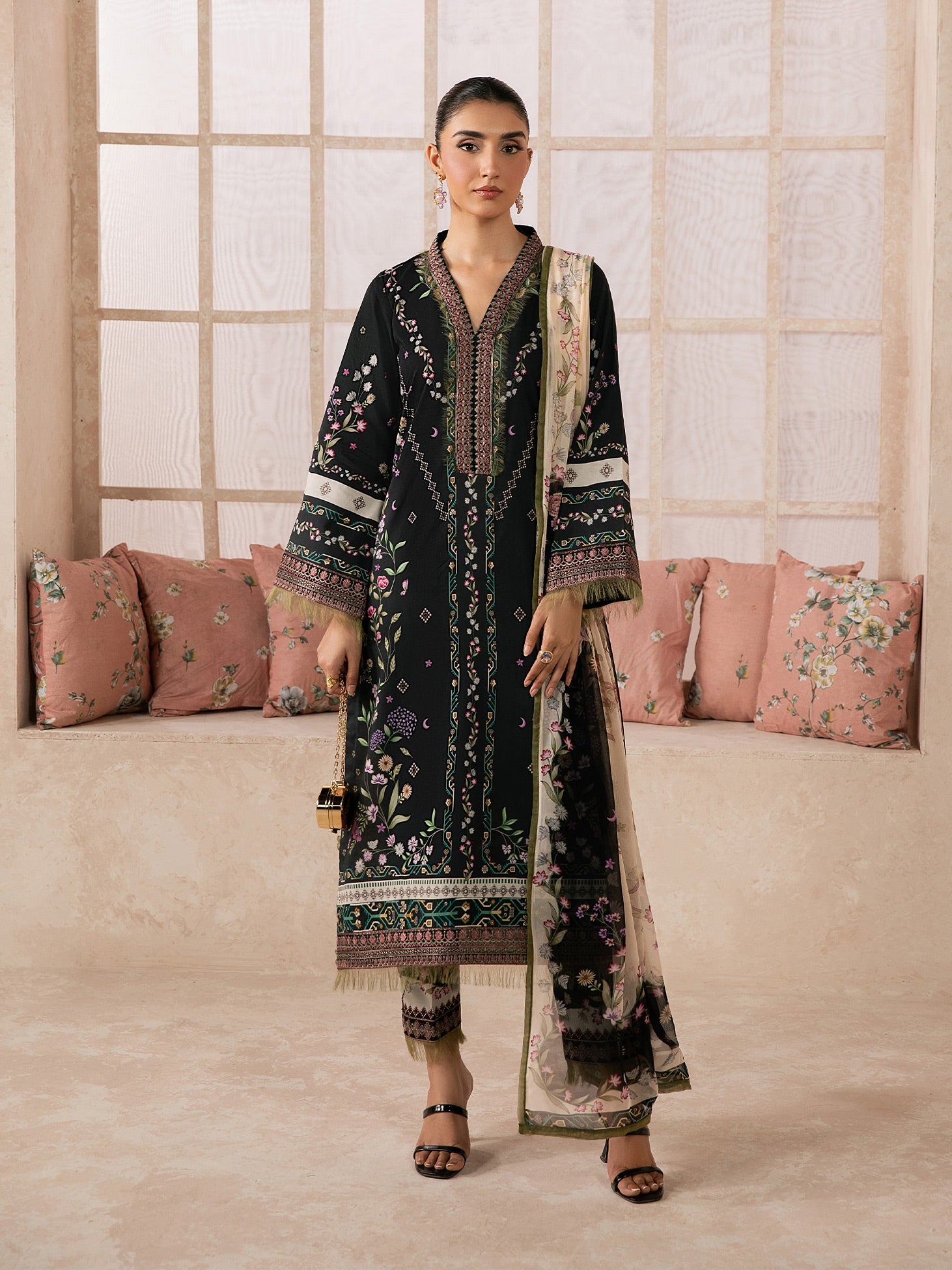 Syra Lawn – Elina