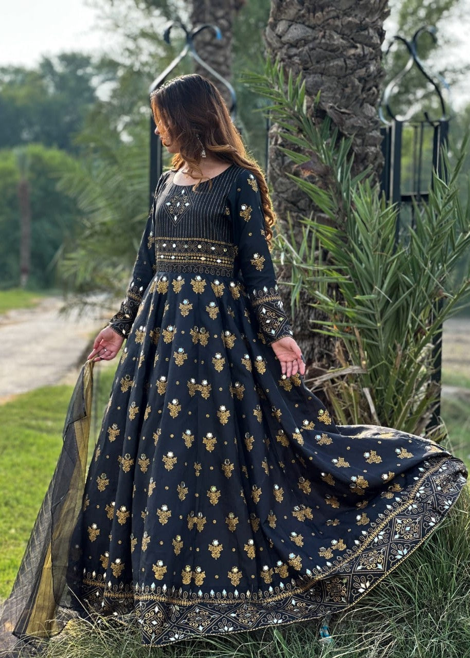 satin silk Maxi in Black