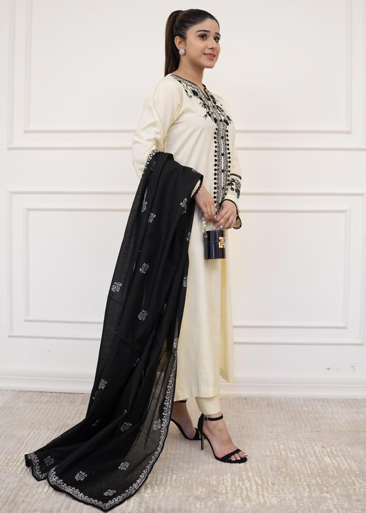 khaddi silk Kurta Set in Off-white