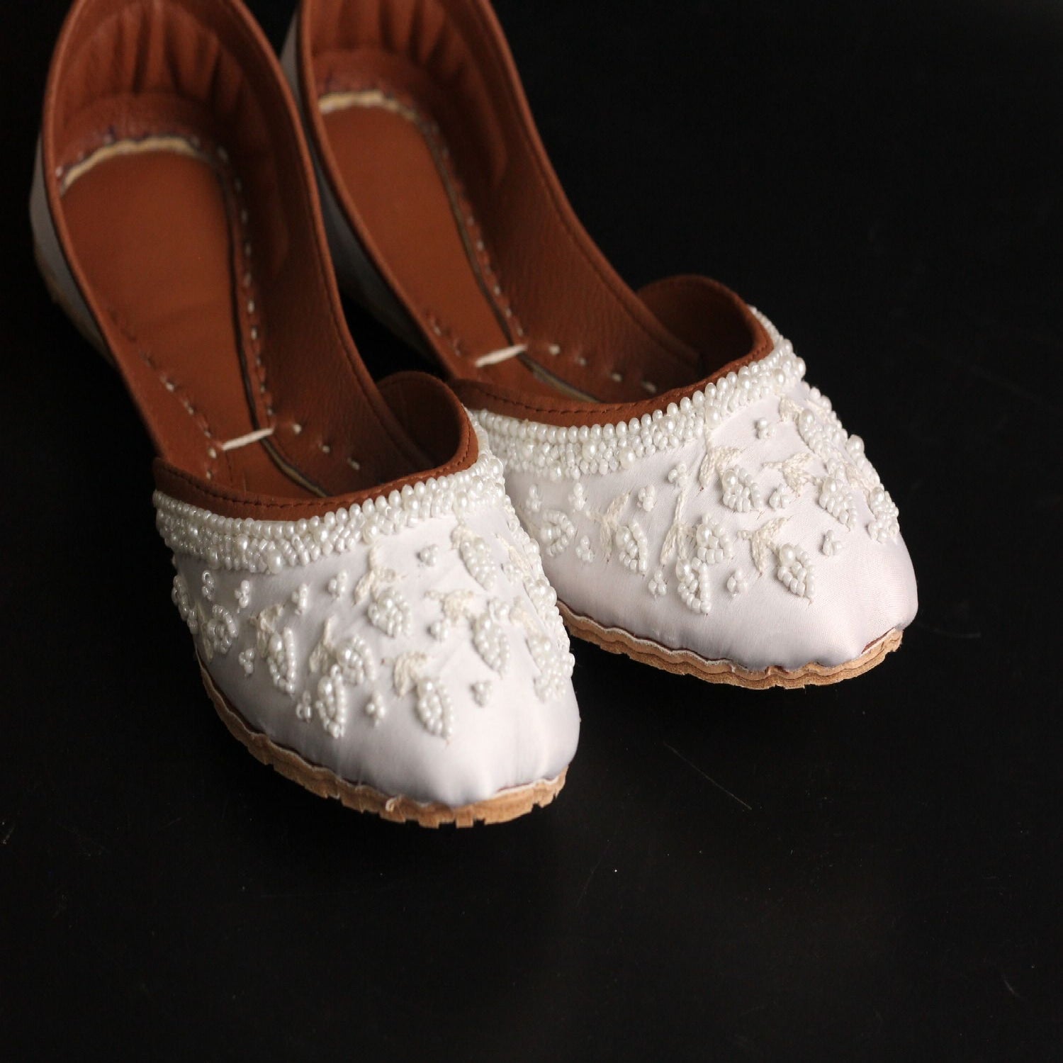 Khussa in White by - High Quality Women Khussa AAT3162