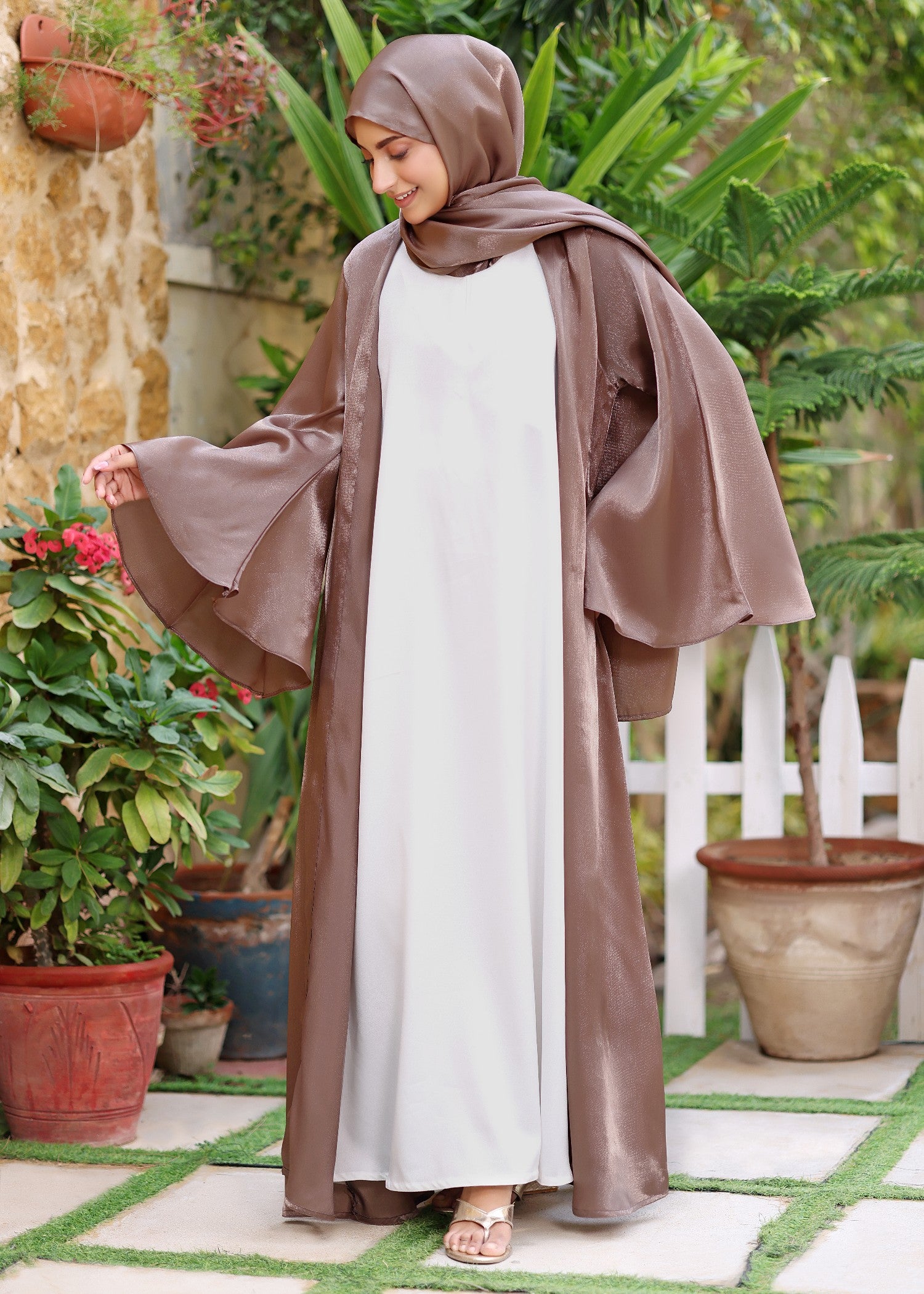 polyester georgette Abaya in Beige, white