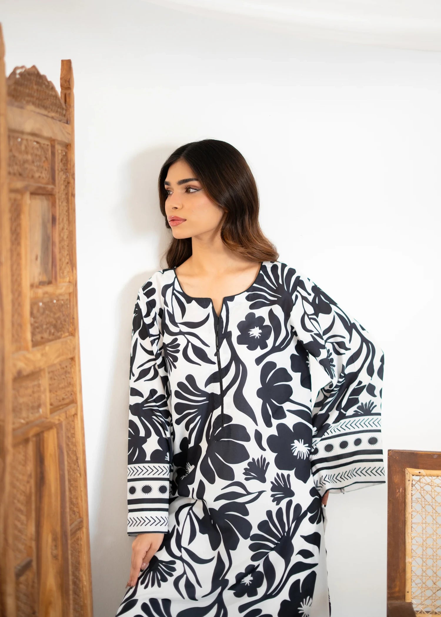 silk grip Kurta Set in Black, white