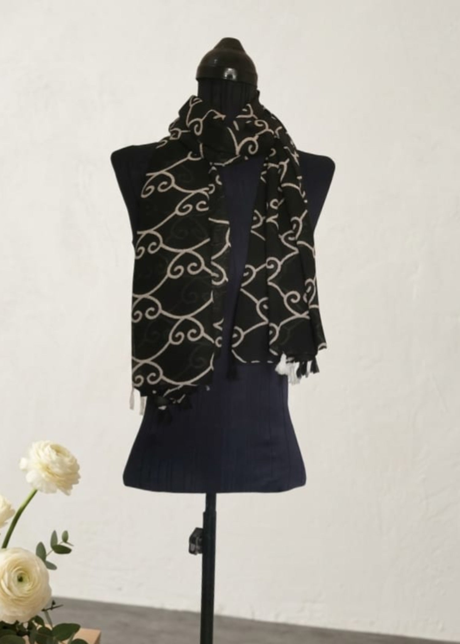 Scarf in Black Color by - Trendy Women Scarf XMS8838