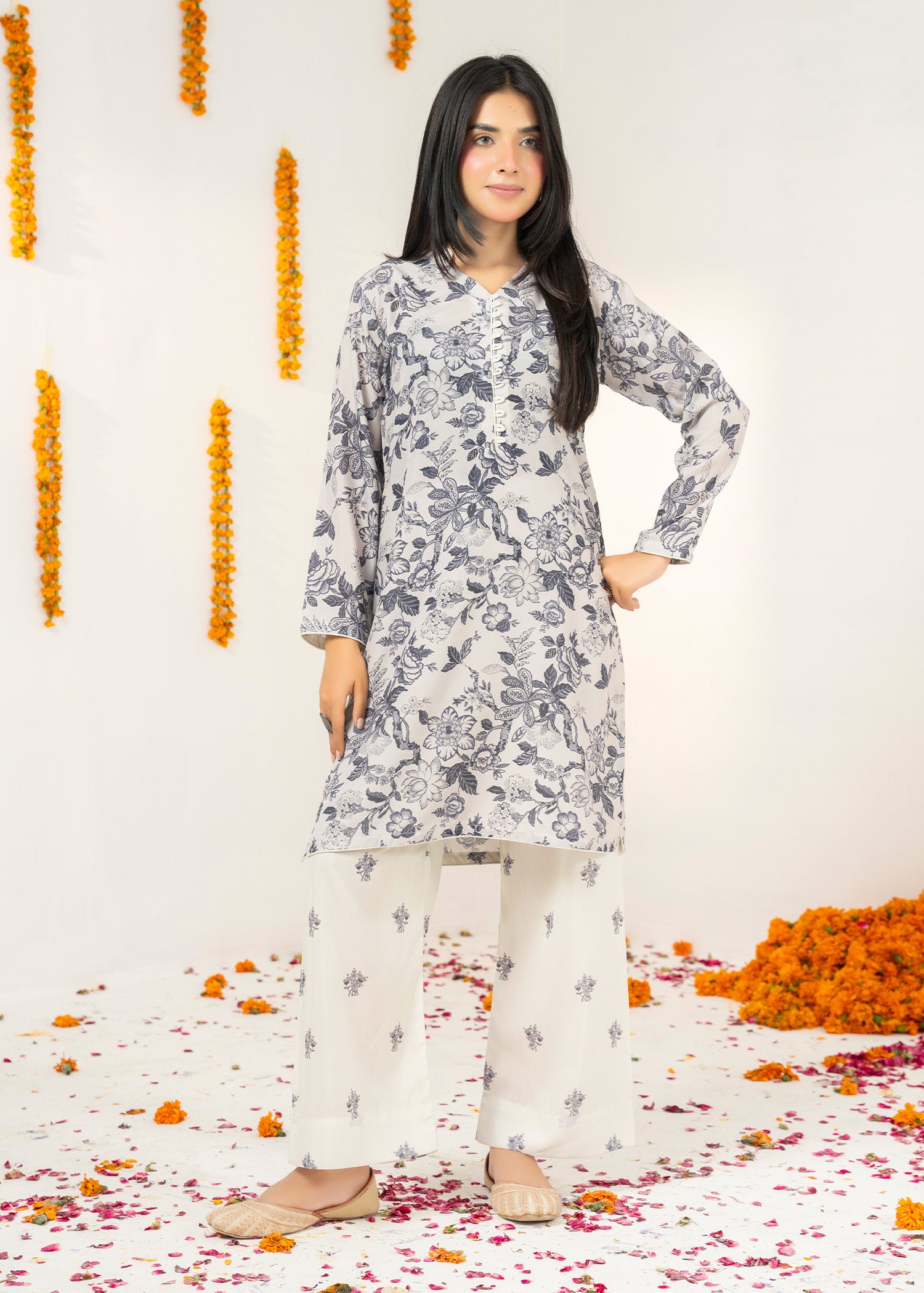 lawn Kurta Set in Silver, off-white