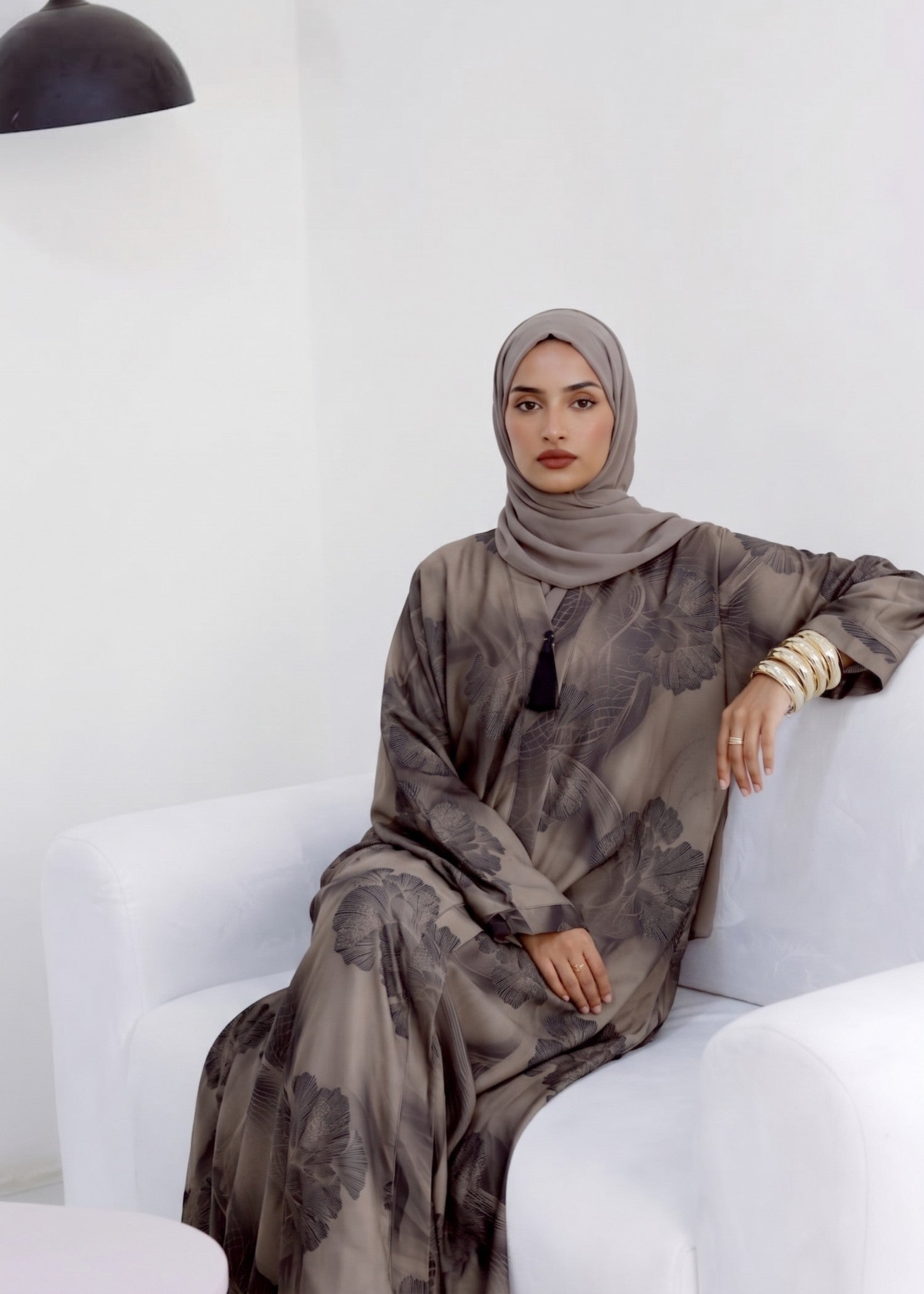 nidha blend Abaya in Taupe black