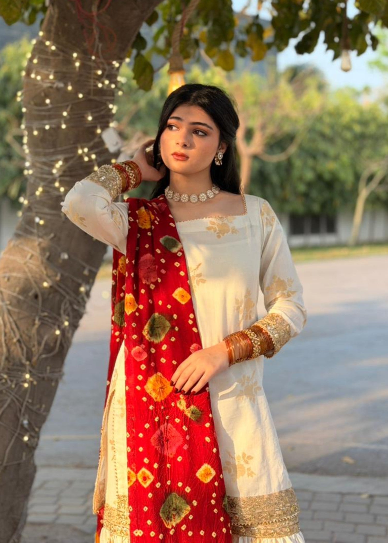 self jacquard Gharara in Gold, off-white