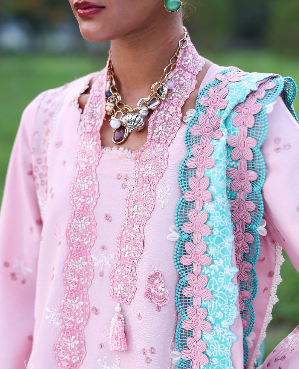 Lilas Lawn – Zayra